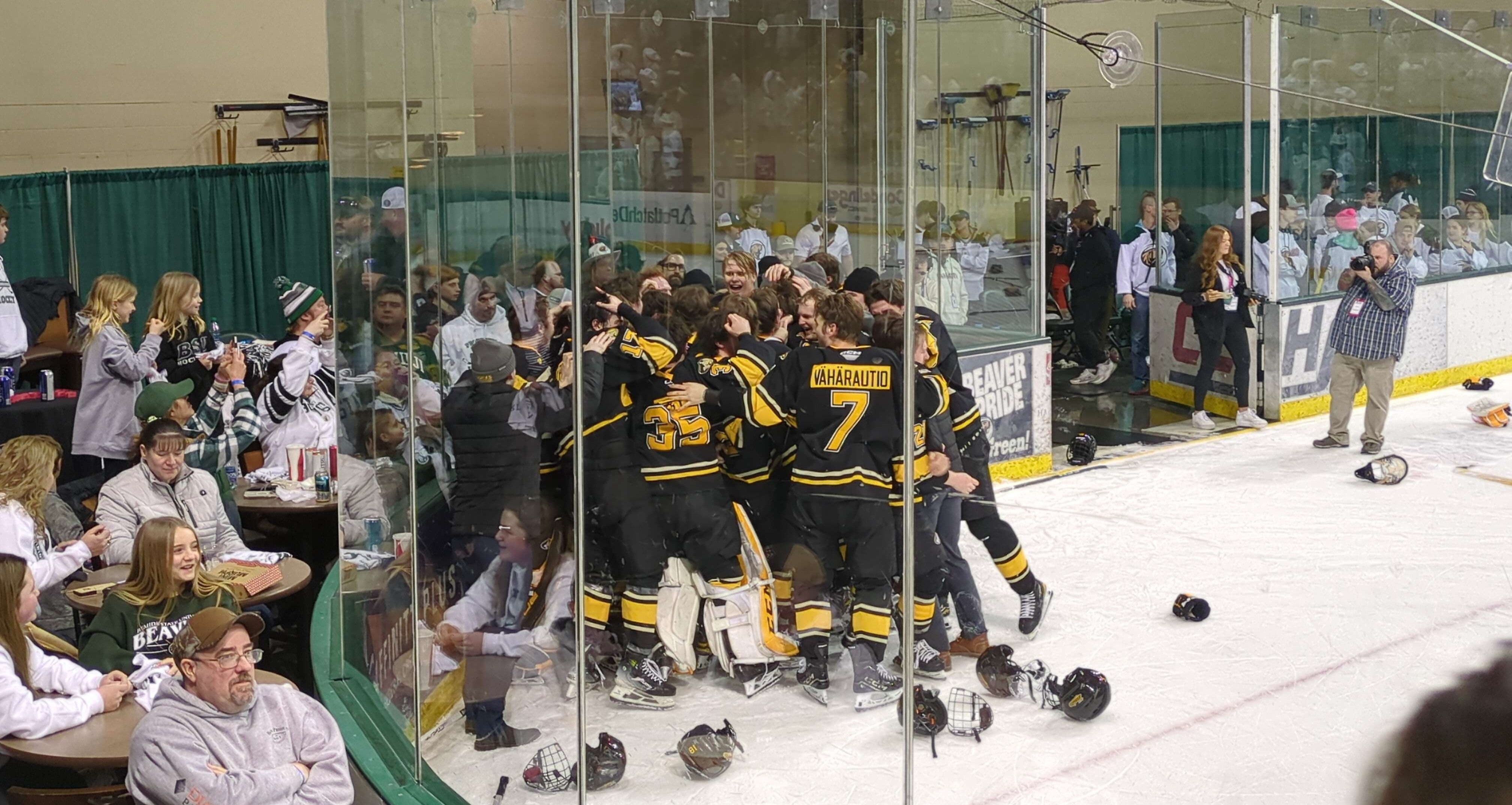 Michigan Tech Huskies celebrate after winning the Mason Cup.